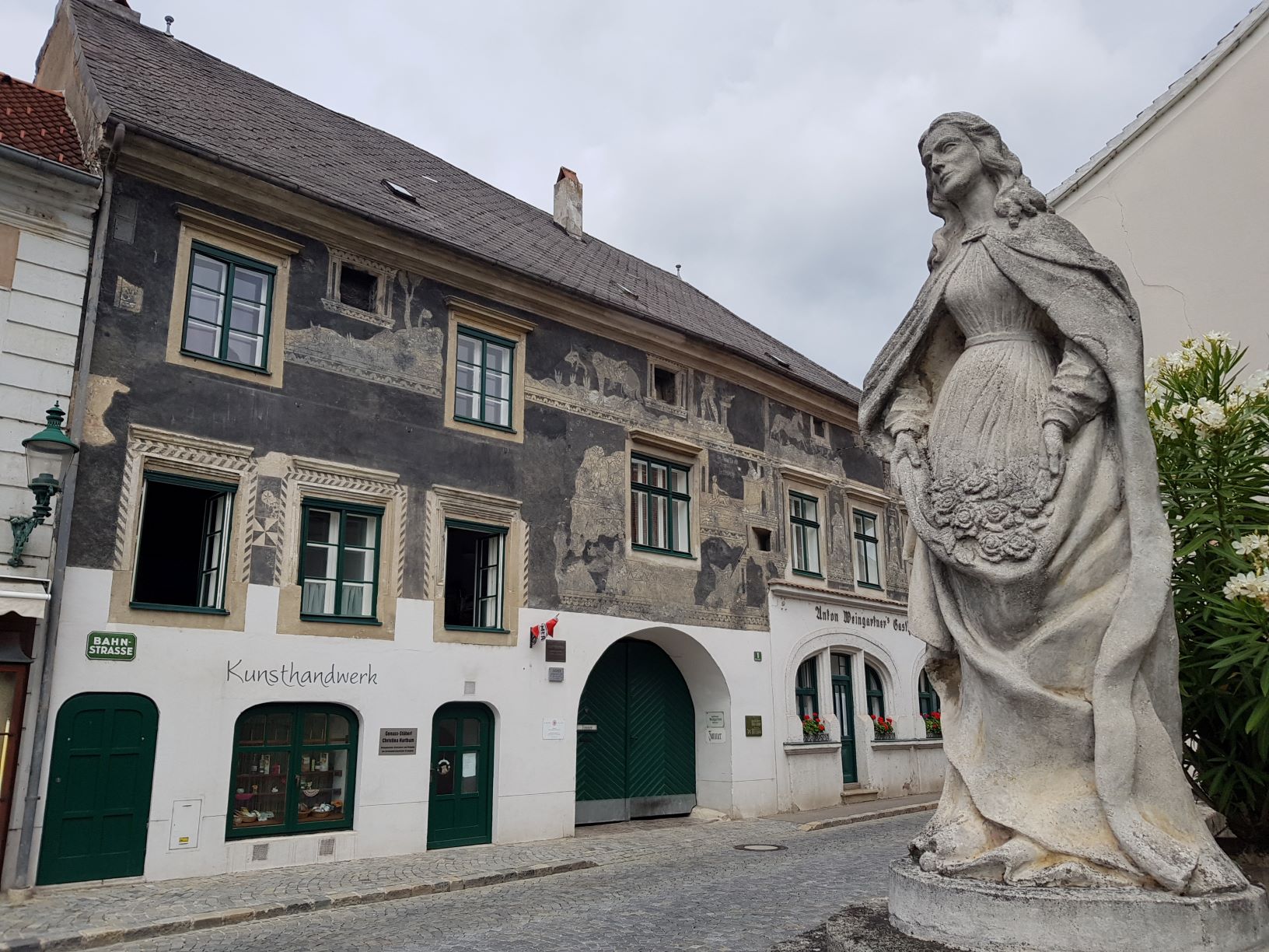 02 Statue und Sgraffitohaus